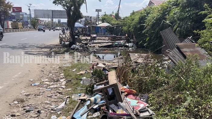 Kecelakaan di Kertak Hanyar Banjar Tak Hanya Tewaskan 2 Orang, 3 Warung Turut Hancur Ditabrak Mobil - Banjarmasinpost.co.id