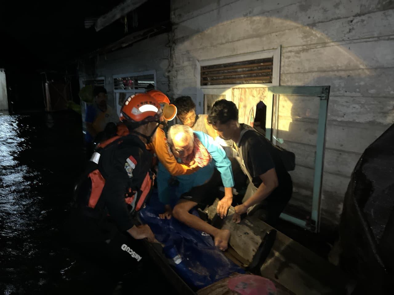 Tim-Basarnas-Bantu-Evakuasi-Warga-di-Desa-Bincau-karena-banjir-Sabtu-malam-27122025.jpg