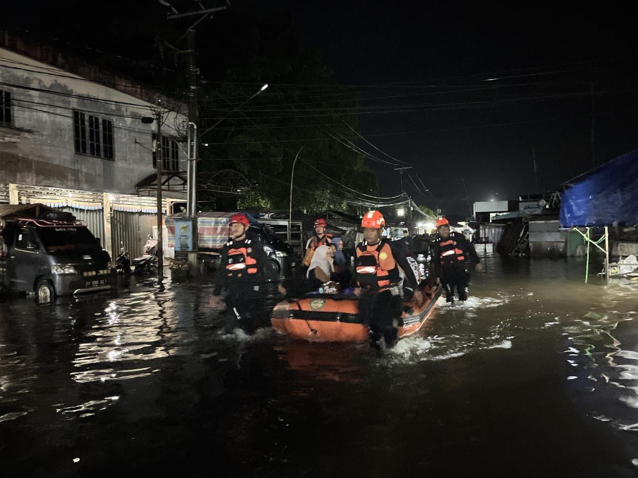 Tim-Basarnas-Bantu-Evakuasi-Warga-di-Desa-Bincau-karena-banjir3.jpg