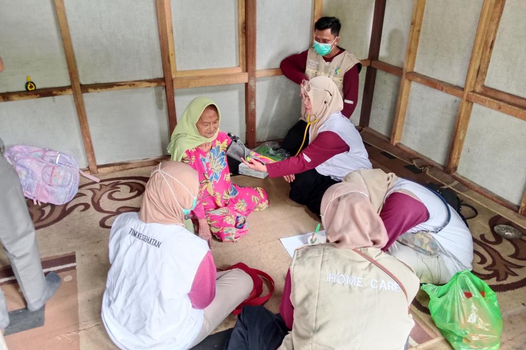 Tim-Layanan-Home-Care-saat-memberikan-pelayanan-kesehatan-langsung-ke-rumah-pasien.jpg