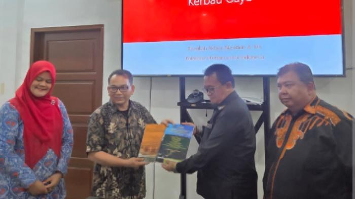 Tim-Peneliti-ULM-dan-UNIMAL-menyerahkan-rekomendasi.jpg