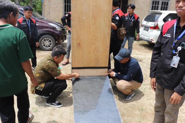 Peduli Pertanian, Tim Pengabdian Prodi Teknik Mesin ULM Hibahkan Solar Dryer