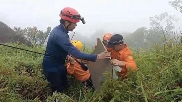 Tim-SAR-gabungan-menurunkan-puing-pesawat-dari-lereng-Gunung-Bulusaraung.jpg