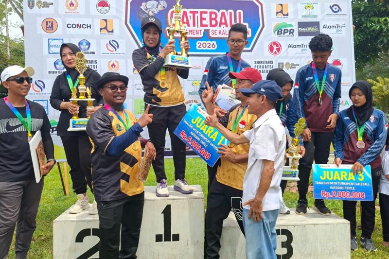 Tim-Waluh-Gateball-dari-Kutai-Timur-saat-naik-podiumjuara-1-tripledi-ajang-Tabalong-Open-Turnamen.jpg