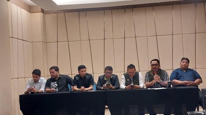 Tim-kuasa-hukum-Grand-Tan-memberikan-keterangan-pers.jpg