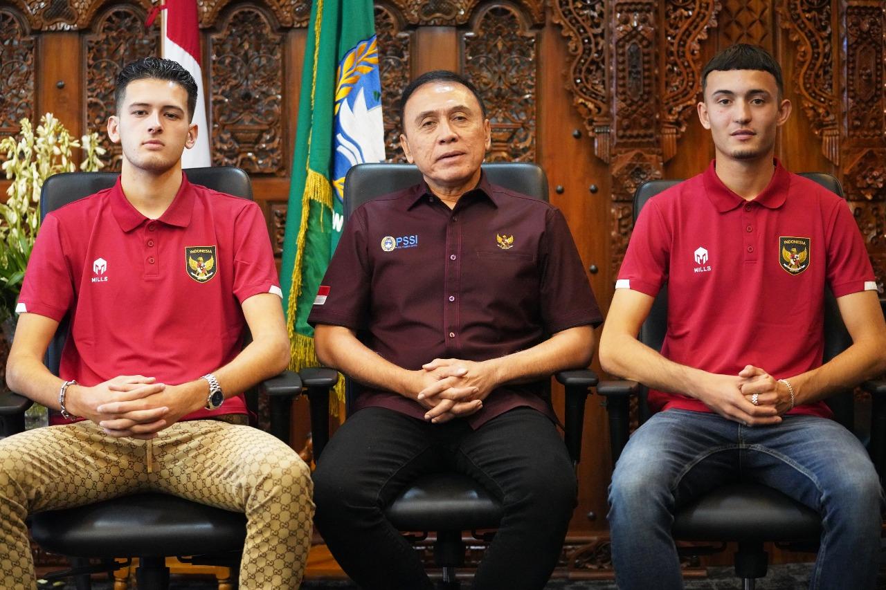 banjarmasin/Timnas-U20-Indonesia-Ivar-Jenner-dan-Justin-Hubner-Ketum-PSSI-Mochamad-Iriawan.jpg