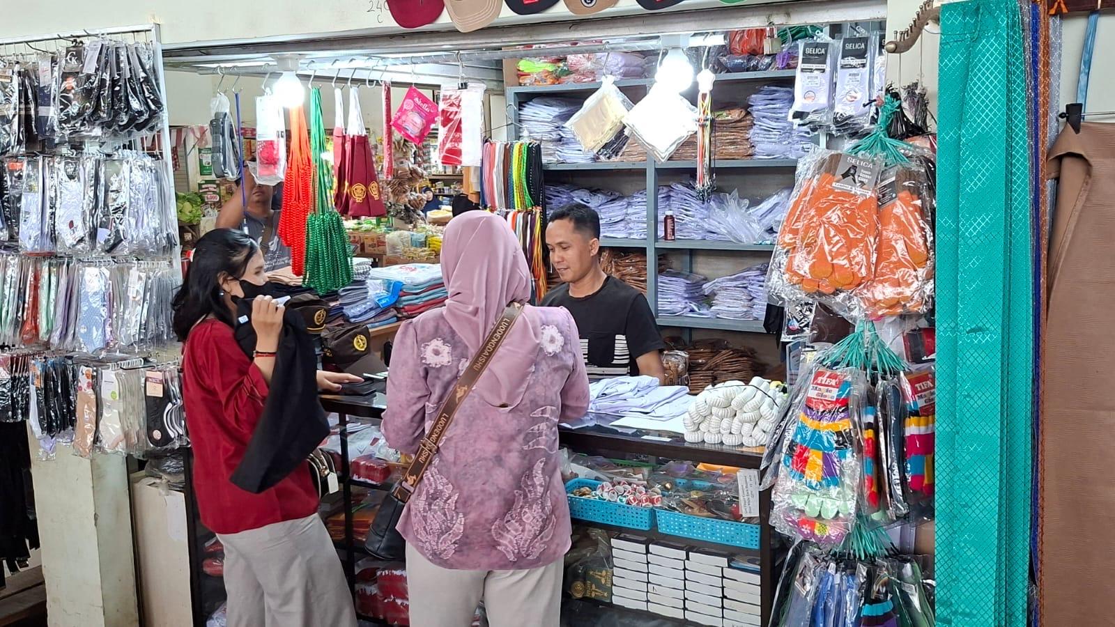 Jelang Tahun Ajaran Baru, Pedagang di Banjarbaru Sebut Penjualan Seragam Sekolah Meningkat 50 Persen - Banjarmasinpost.co.id