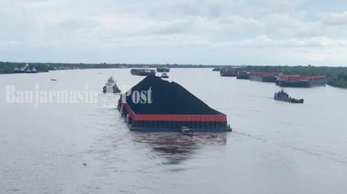 Tongkang-batu-bara-di-Sungai-Barito-Jembatan-Rumpiang-Batola-kalsel-rabu-11102023.jpg