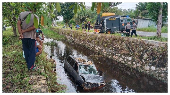 Toyota-Kijang-masuk-ke-parit-di-depan-Kampus-III-UMPR.jpg
