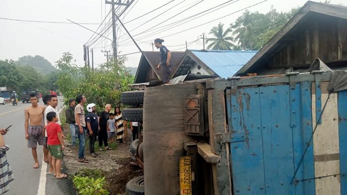 Truk-fuso-nahas-yang-mengalami-kecelakaan-tunggal-di-Jalan-A-Yani-Kecamatan-Angkinang.jpg