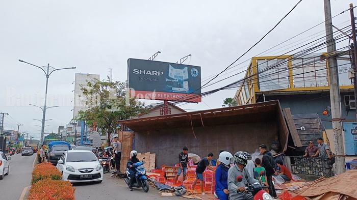 Truk-jenis-fuso-terguling-di-Jalan-S-Parman-Kota-Banjarmasin-kalsel-Kamis-29122022.jpg