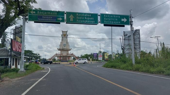 Tugu-17-Mei-di-Jl-Ahmad-Yani-Km17.jpg