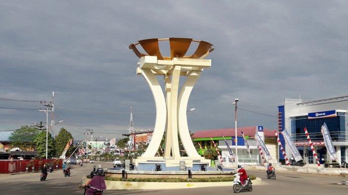 Tugu-ikon-Kabupaten-Tapin.jpg