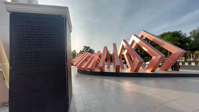 Tulisan-sejarah-Kota-Banjarbaru-terpampang-di-Tugu-Nol-Kilometer-Banjarbaru.jpg