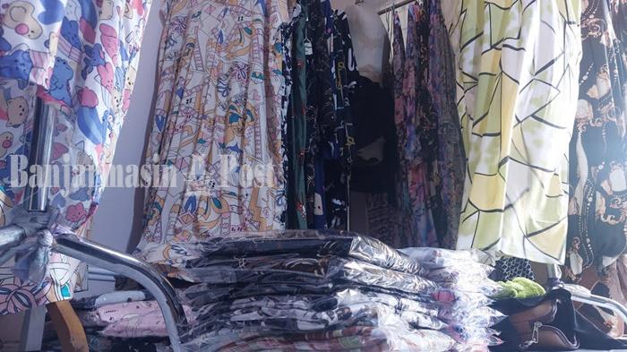 Tumpukan-dan-jejeran-baju-daster-premium-dari-pemilik-rumah-jahit-Zulfa-Banjarmasin.jpg