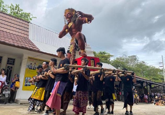 Umat-Hindu-di-Pura-Agung-Jagat-Natha-Banjarmasin-mengarak-Ogoh-ogoh.jpg