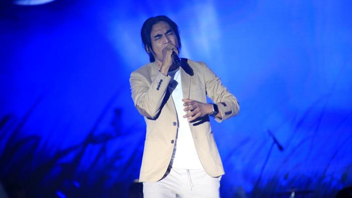 Tampil di Perayaan Hari Jadi ke-74 Kotabaru, Setia Band Bikin Siring Laut Sesak Pengujung