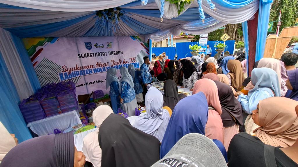 WARGA-antri-di-setiap-stand-ingin-mengambil-hidangan-berbagai-menu-makanan-gratis.jpg