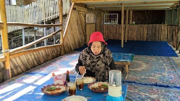 Wisata Kalsel: Makan di Atas Replika Perahu Bambu di HST, Ada Menu Ikan Bakar Hingga Sayuran