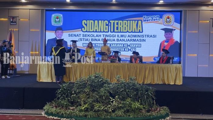 Curi Perhatian, Wisudawati Terbaik STIA Bina Banua Banjarmasin Ini Raih Nilai Sempurna