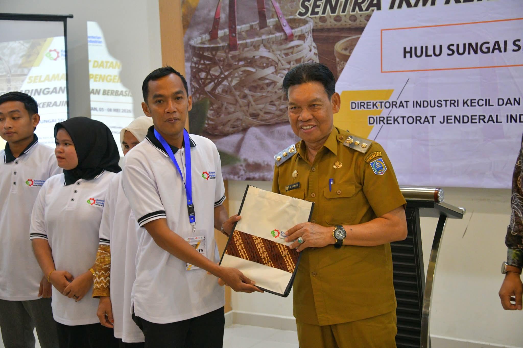 Pemkab HSS Dorong Peningkatan Daya Saing IKM Kerajinan Bambu 