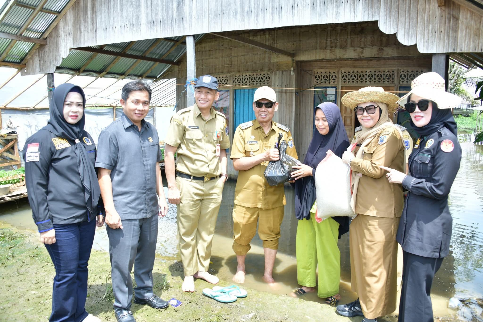 Wabup-HSS-Suriani-menyerahkan-bantuan-kepada-wargai-Desa-Taniran-Kubah.jpg