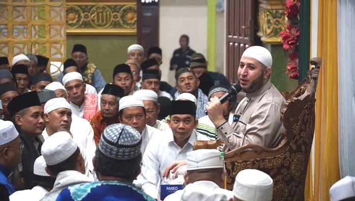 Wabup-Kotabaru-Andi-Rudi-Latif-mendengarkan-tausiah-Syekh-Achmad-Al-Misry.jpg