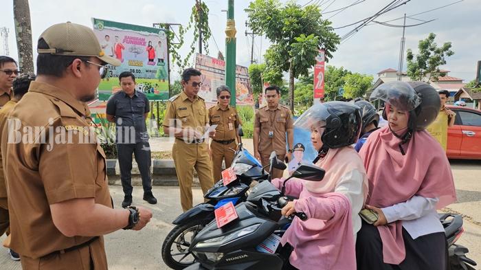 Wakil-Bupati-Balangan-Akhmad-Fauzi-dan-Tim-UPPD-Samsat-Paringin-memberikan-sosialisasi.jpg