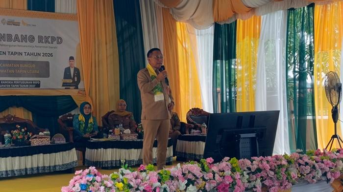 Wakil-Bupati-Tapin-H-Juanda-memberikan-tanggapan-terhadap-usulan-dalam-Musrenbang-RKPD.jpg