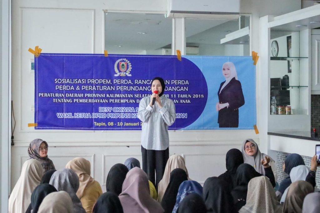 Wakil-Ketua-DPRD-Kalsel-Desy-Oktavia-Sari-melakukan-Sosialisas1.jpg