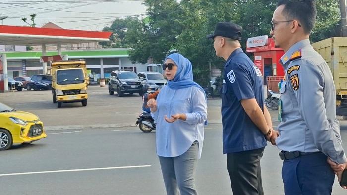 Wali-Kota-Banjarbaru-Lisa-memantau-lalin-di-bundaran-simpang-4-Banjarbaru.jpg