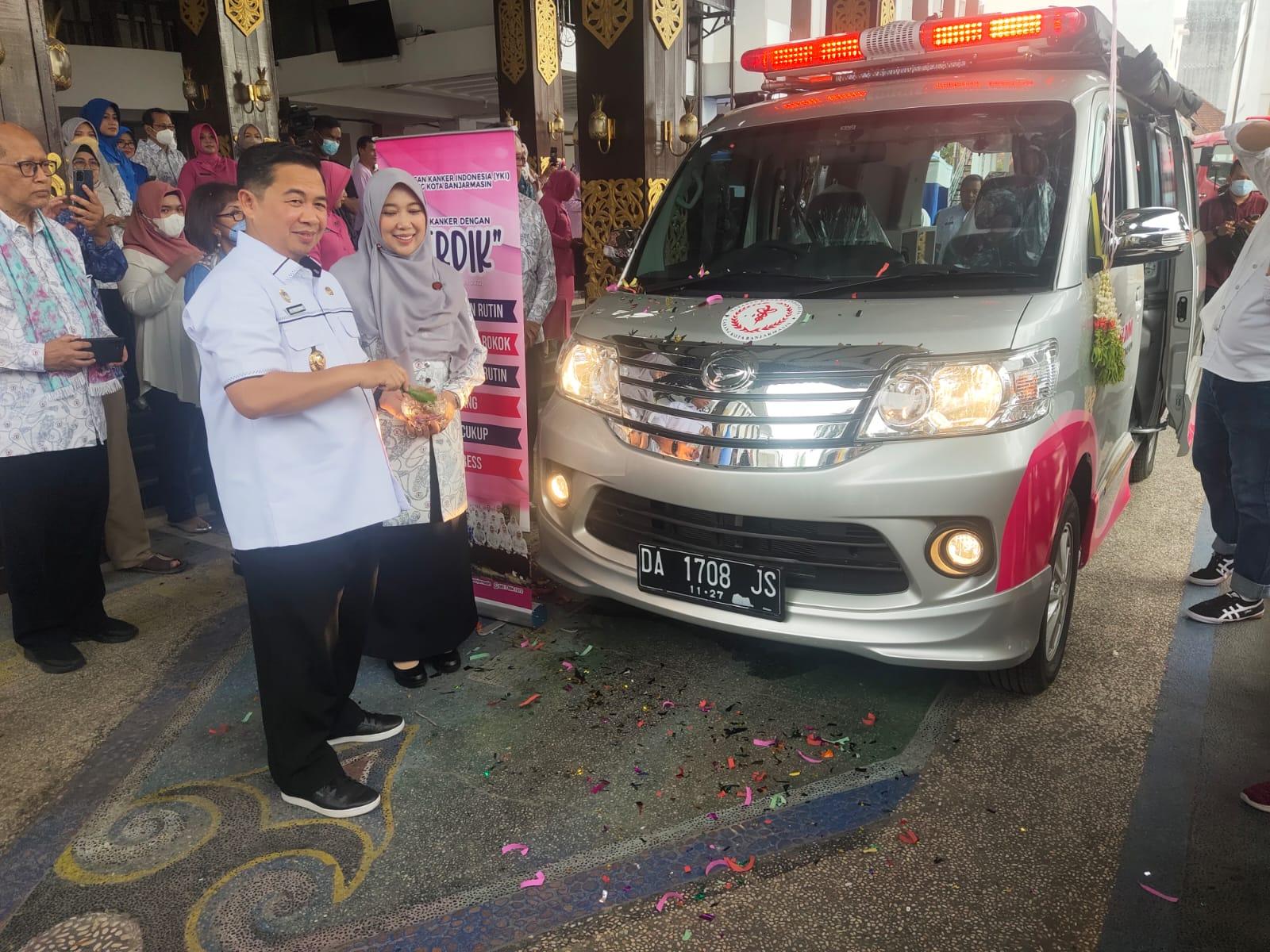 Wali-Kota-Banjarmasin-H-Ibnu-Sina-saat-menyerahkan-unit-layanan-keliling.jpg