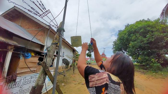 Pasang Modem Tinggi Tak Jamin Kelancaran Internet di Tebingsiring Tala, Warga Berharap Dibangun BTS