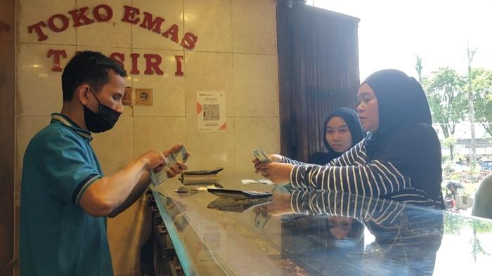 Warga-beli-emas-di-Toko-Taisir-Sentra-Ant-Bjm.jpg