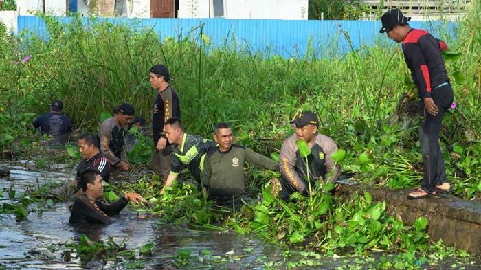 Warga di Banjarmasin Bersihkan Sungai Lumbah, Kerap Timbulkan Genangan karena Tersumbat