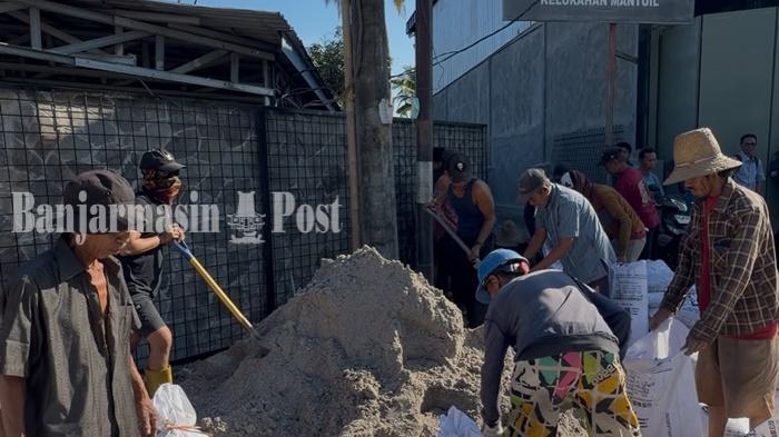 Warga Teluk Mendung Mantuil Perbaiki Jalan Secara Swadaya, Pemko Banjarmasin Buka Suara - Banjarmasinpost.co.id