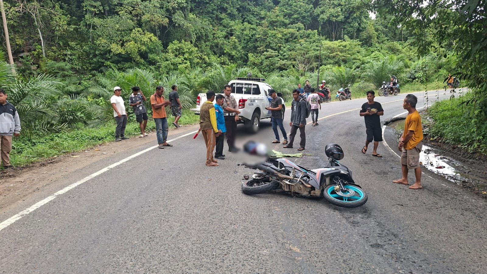 Warga-dan-anggota-Satlantas-Polres-Kotabaru-saat-mendatangi-lokasi-kecelakaan.jpg