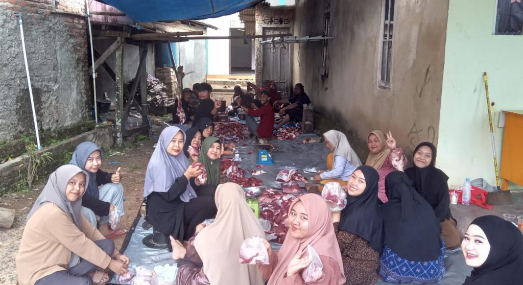 Warga-gotong-royonh-memotong-hewan-kurban-di-lingkungan-sekretariat-LDII-Tala.jpg