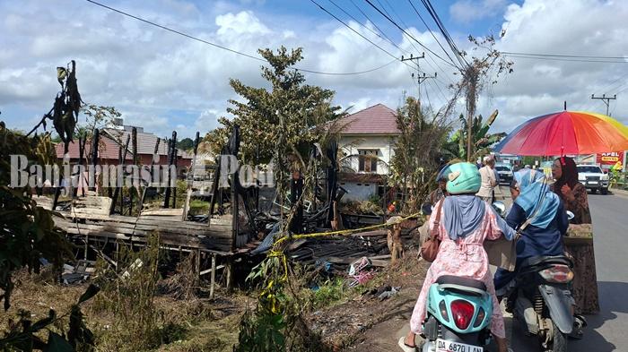 Warga-melihat-puing-kebakaran-satu-rumah-di-Jalan-Nasional-Kelurahan-Tambarangan.jpg