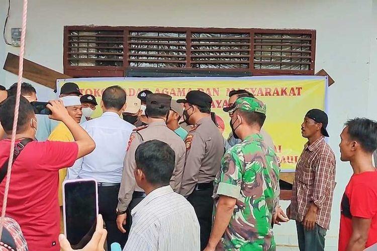 Ratusan Warga Ngeluruk dan Tutup Kantor Desa Sialang Jaya, Buntut Dugaan Kades Selingkuh