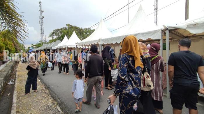 Wisata-Kalsel-Keramaian-di-Pasar-Ramadan-1443-H-kawasan-Lapangan-5-Desember-Marabahan.jpg