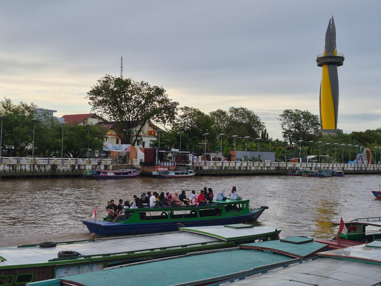 Wisata-Susur-Sungai-di-Siring-Menara-Pandang-salah-satu-objek-wisata-di-Banjarmasin.jpg