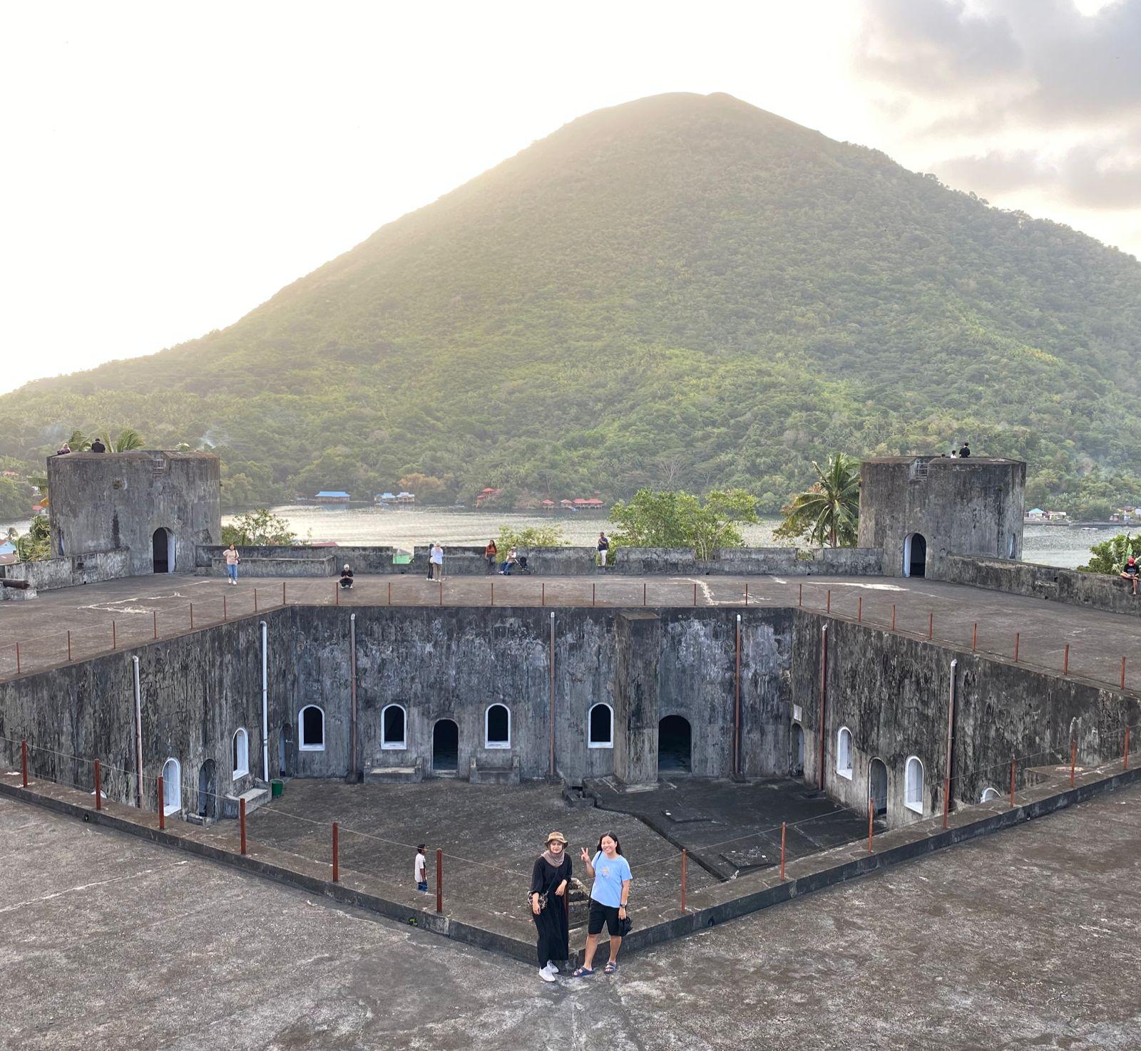 Wisatawan-berswafoto-dengan-latar-Gunung-Api-Banda-di-Maluku.jpg