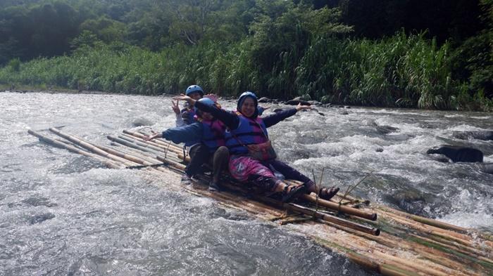 Wisatawan-menaiki-rakit-bambu-mengarungi-Sungai-Amandit.jpg