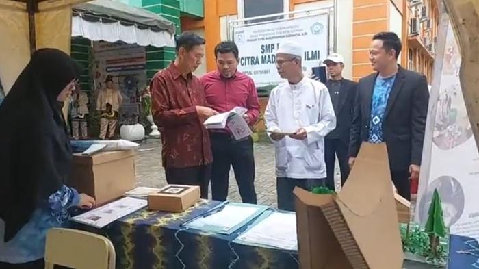 Yayasan-dan-jajaran-SMP-Plus-mengunjungi-stand-marketing-Day.jpg