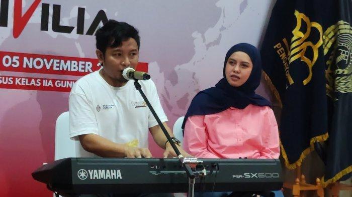 Zul-Zivilia-dan-Retno-Paradinah-saat-meluncurkan-karya-baru.jpg