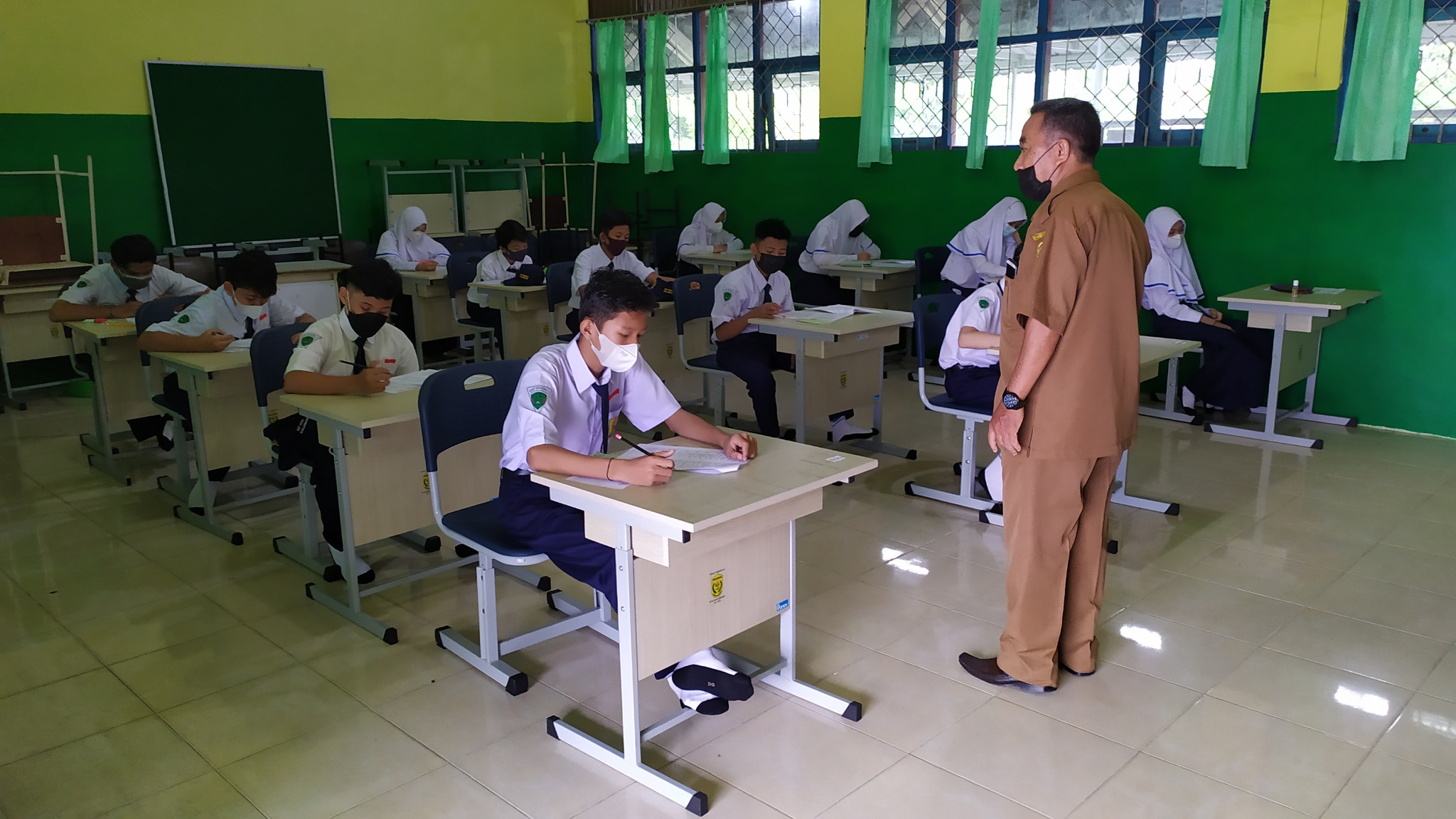 _hari-pertama-pelaksanaan-penilaian-akhir-sekolah-pas-di-smpn-1-banjarmasin.jpg