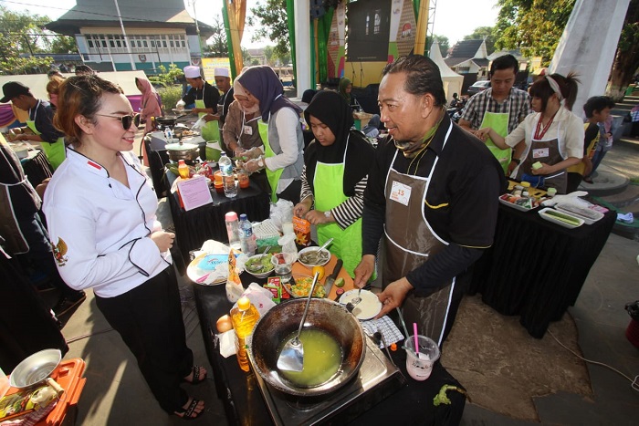 adel-kiri-saat-menjadi-juri-lomba-masak-ikan-saluang.jpg