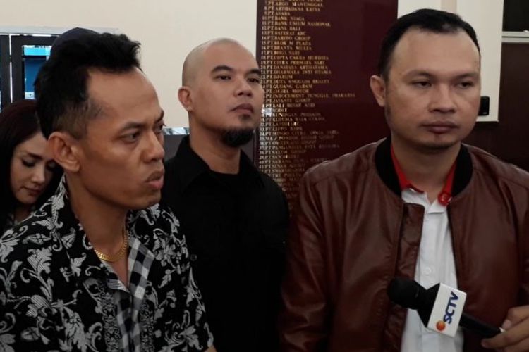 Saat Rumahnya Digeledah Polisi, Ahmad Dhani Cemaskan Dua Wanita Ini