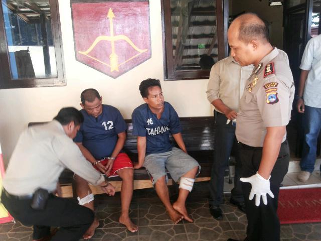 ahmad-junaidi-40-dan-riadi-33-yang-mengalami-luka-di-kaki-karena-ditembak-petugas_20160322_113732.jpg